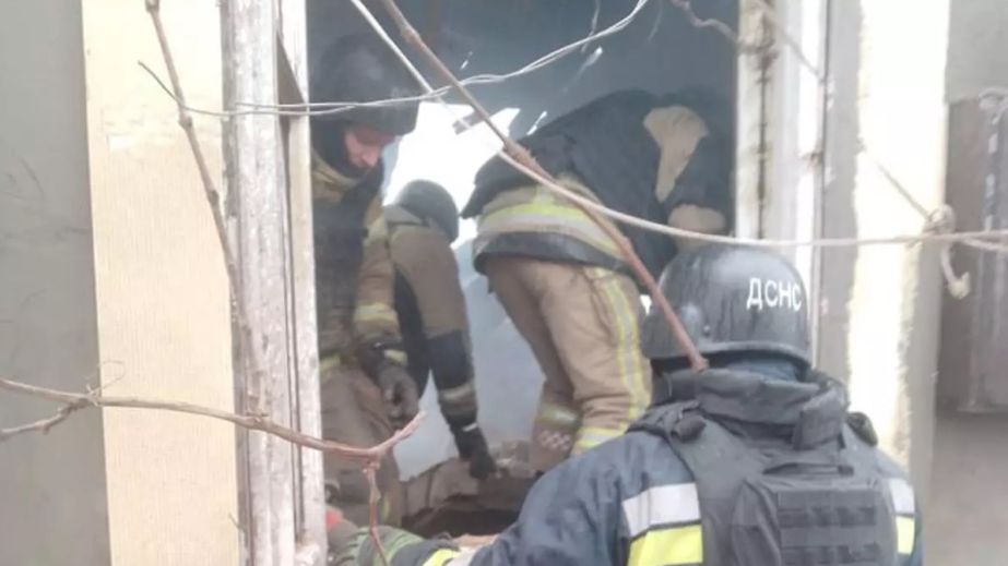 Під час робіт на місці "прильоту" ворог повторно атакував рятувальників на Дніпропетровщині: є постраждалий (ФОТО)