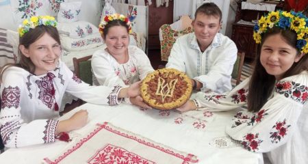 "Пиріг незалежності" і патріотичний мурал: як на Дніпропетровщині відзначили День Незалежності (ФОТО)
