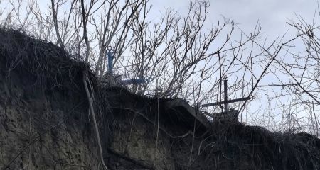 Стара труна зависла над прірвою: у Дніпрі руйнується кладовище (ФОТО)