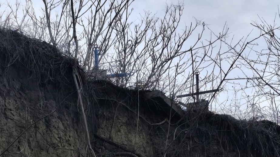Стара труна зависла над прірвою: у Дніпрі руйнується кладовище (ФОТО)