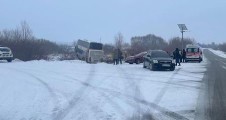 Во Львовском районе автобус вылетел в кювет: пострадала жительница Днепропетровщины (ФОТО)