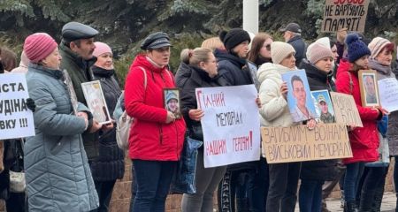 У Кривому Розі попри протести родичів загиблих депутати на сесії проголосували за гроші на надгробки