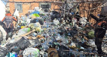 Под грудой мусора в Днепровском районе обнаружили тело пропавшей женщины (ФОТО)