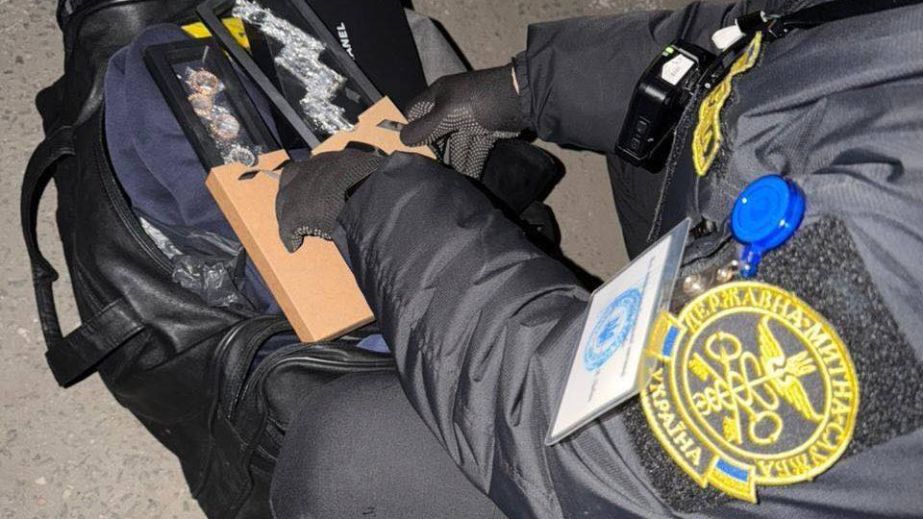 Cartier, Herm&egrave;s і Chanel на 1,5 млн грн: що виявили у водія з Дніпропетровщини на кордоні (ФОТО)