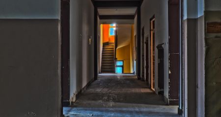 В Кривом Роге двое парней подожгли заброшенный детсад (ВИДЕО)