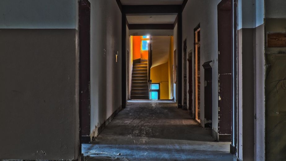 У Кривому Розі двоє хлопців підпалили покинутий дитсадок (ВІДЕО)