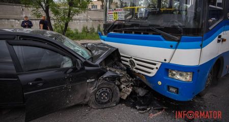 Лоб в лоб: в Днепре произошло ДТП с участием маршрутки и двух легковушек (ВИДЕО)