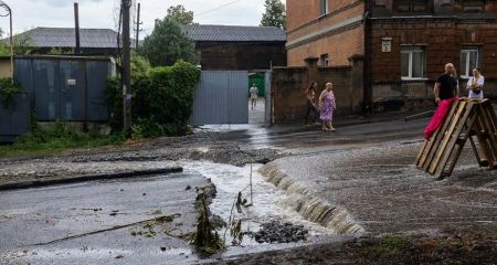 Провалилася в яму: Мешканці Дніпра витягали вантажівку з провалля