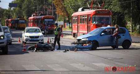 У Дніпрі на проспекті Богдана Хмельницького сталося зіткнення легковика і мотоцикла