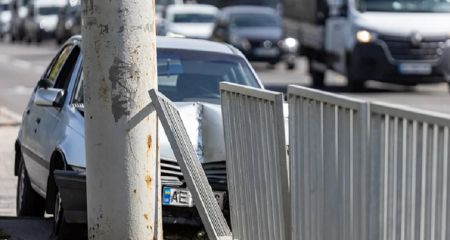У Дніпрі на набережній автівка влетіла у паркан