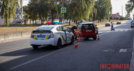 В Днепре Smart и Mercedes не поделили дорогу на проспекте