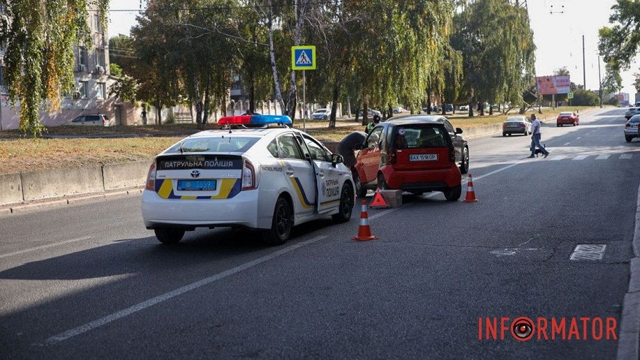 В Днепре Smart и Mercedes не поделили дорогу на проспекте