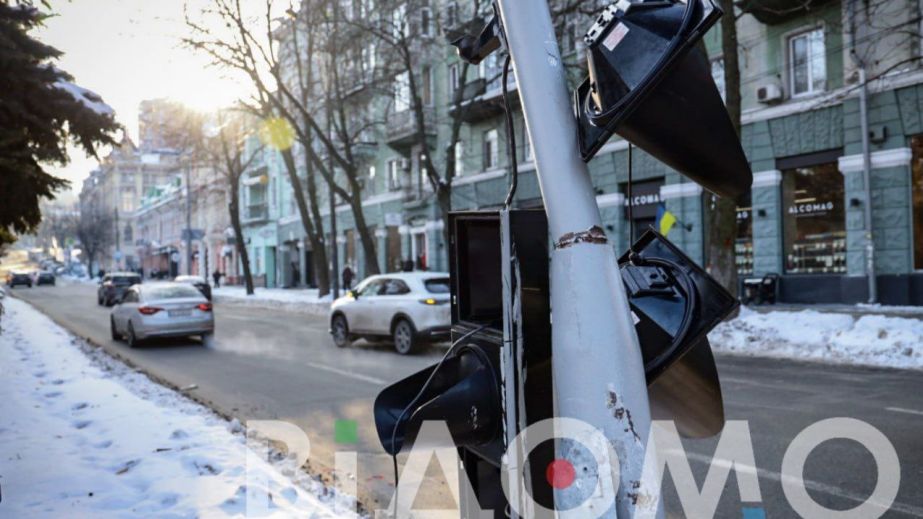 ДТП в центре Днепра: на Яворницком авто снесло светофор (ФОТО)