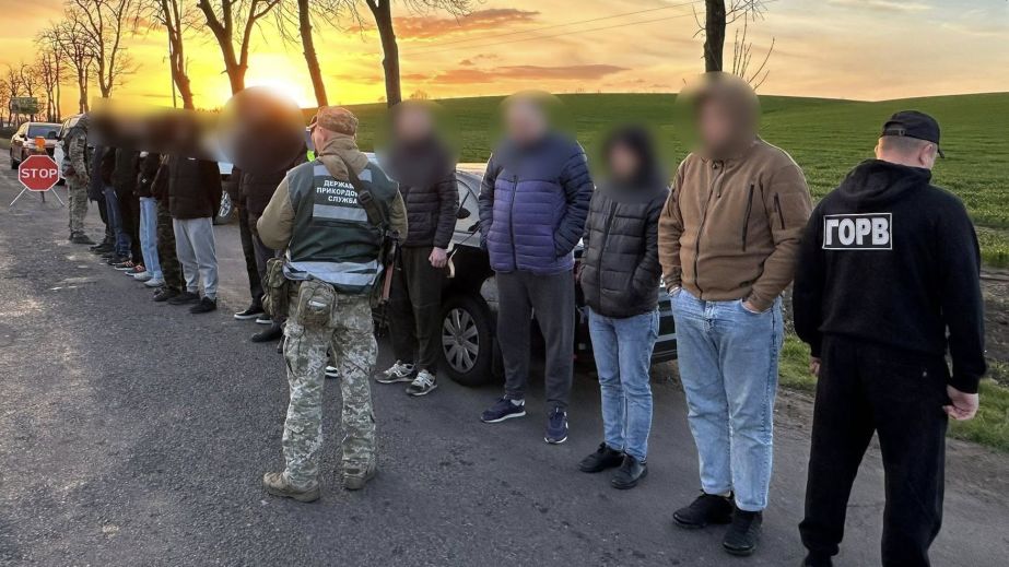 Міжобласний кортеж ухилянтів: військовозобовʼязаний з Дніпропетровщини у складі групи намагався втекти за кордон