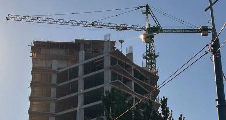 Червоні плакати з вимогами до забудовника: що відбувається на Сонячному біля нового ЖК (ФОТО, ВІДЕО)