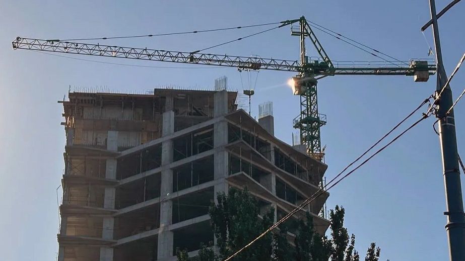 Червоні плакати з вимогами до забудовника: що відбувається на Сонячному біля нового ЖК (ФОТО, ВІДЕО)