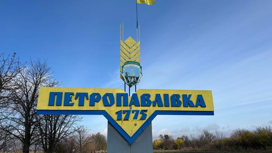 Росіяни атакували дроном вантажівку з речами людей, які евакуйовувалися з Дніпропетровщини (ВІДЕО)