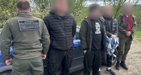 Втекти не вдалося: на кордоні затримали жителя Дніпропетровщини та його перевізника (ФОТО)