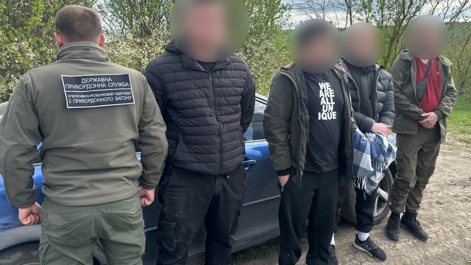 Удрать не удалось: на границе задержали жителя Днепропетровщины и его перевозчика (ФОТО)