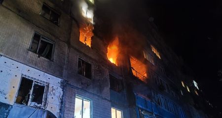 "Шахедна" атака на Кам'янське: у ДСНС показали кадри ліквідації пожежі у 9-поверхівці