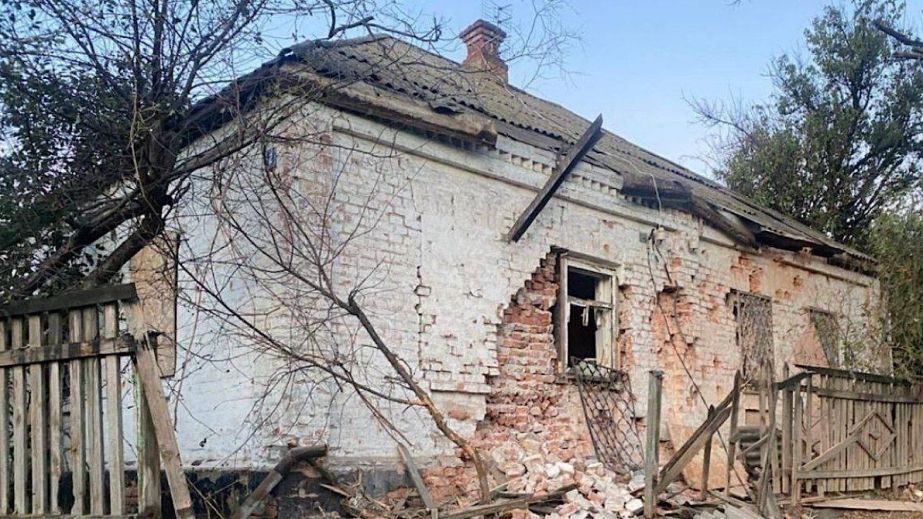 Разрушенные дворы и разбитые дома: в полиции показали последствия вражеских атак на Днепропетровщину за сутки (ФОТО)