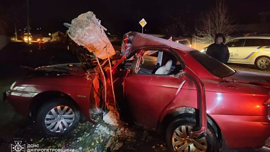 У Дніпрі після ДТП жінку-водія затисло у розчавленій автівці (ФОТО)