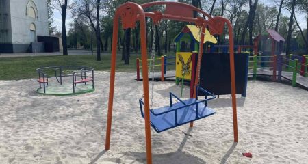 У Кривому Розі хулігани розтрощили нещодавно відремонтований дитячий майданчик (ФОТО)