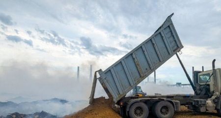 У Кам'янському другу добу гасять масштабну пожежу на сміттєзвалищі (ФОТО, ВІДЕО)