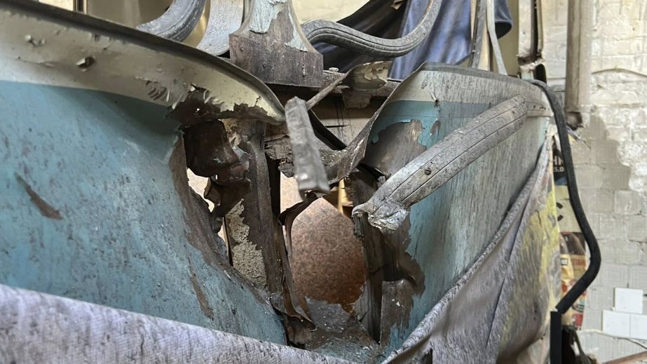 Ракетний удар пошкодив кілька унікальних машин музею "Машини Часу" у Дніпрі (ФОТО)