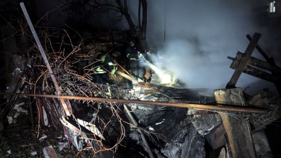 Спасатели показали кадры ликвидации последствий ночной атаки БПЛА на Кривой Рог (ФОТО)