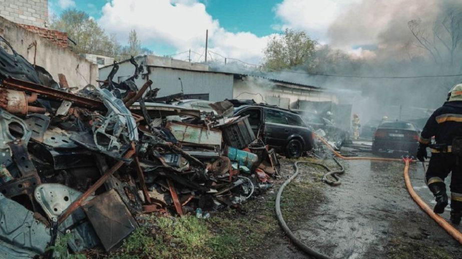 У Дніпрі сталася сильна пожежа на території СТО (ФОТО, ВІДЕО)