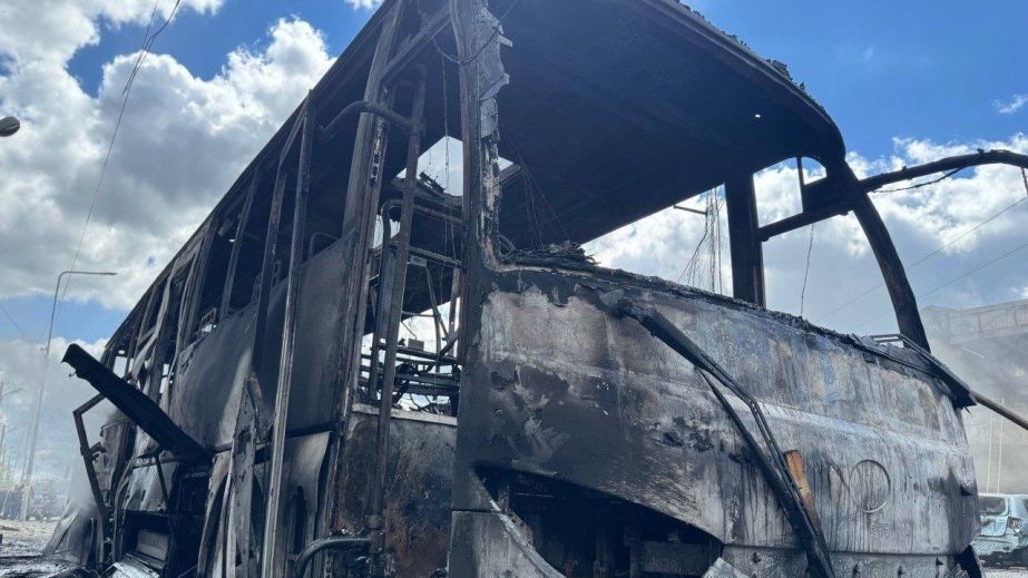 Згорілий автобус та потрощені автівки: кількість постраждалих внаслідок атаки на Дніпро 30 квітня знову зросла (ФОТО, ВІДЕО)