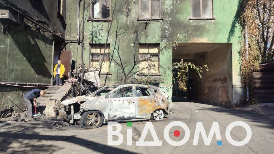 Спалені авто, сажа та вигоріла квартира: як виглядають багатоповерхівка та бізнес-центр у Дніпрі після атаки 2 жовтня (ФОТО, ВІДЕО)