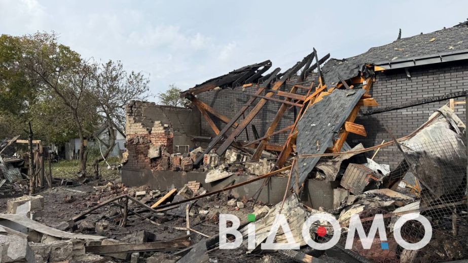 Один будинок вигорів вщент, ще 10 пошкоджено: як у Дніпрі ліквідовують наслідки влучання у Новокодацькому районі (ФОТО, ВІДЕО)