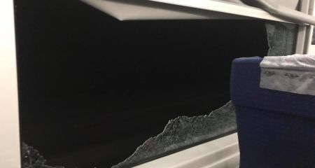 Неизвестные вандалы побили окна в поезде Кривой Рог-Киев: пострадали мать и несовершеннолетняя дочь (ФОТО, ВИДЕО)