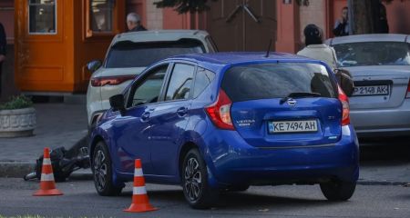 У Дніпрі водійка Nissan збила велосипедиста під час паркування (ФОТО)