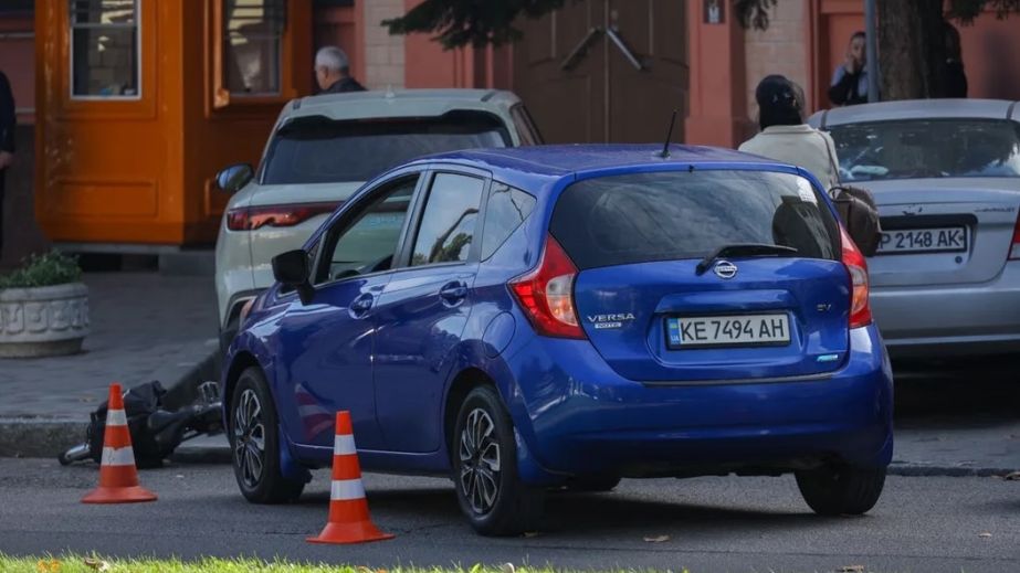 В Днепре водитель Nissan сбила велосипедиста во время парковки (ФОТО)