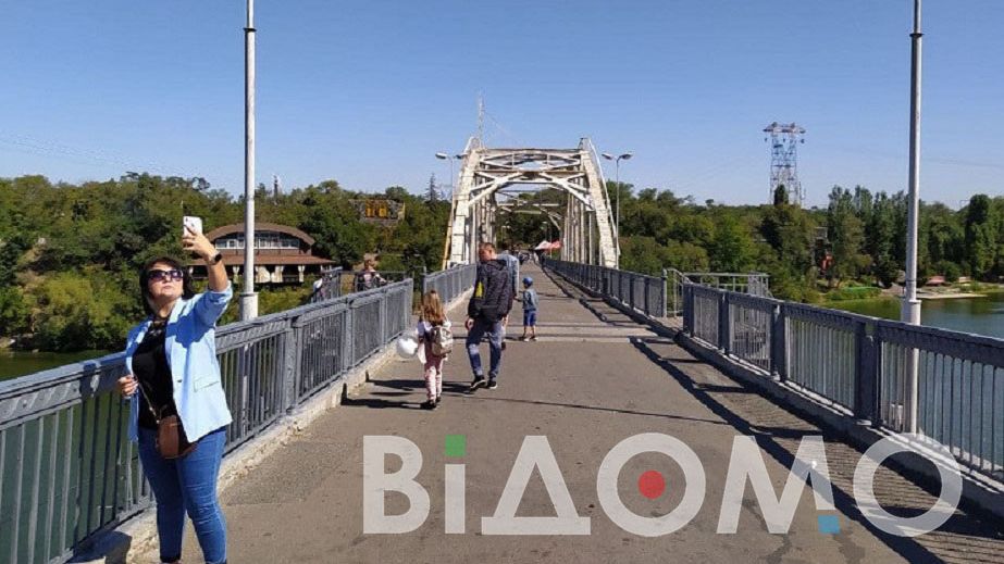 Витягли рятувальники: у Дніпрі чоловік пірнув у воду з мосту на Монастирский острів (ФОТО)