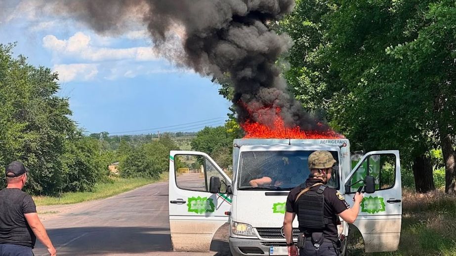 Удар по дитячій радості: ворог атакував вантажівку з морозивом у Криворізькому районі (ФОТО)