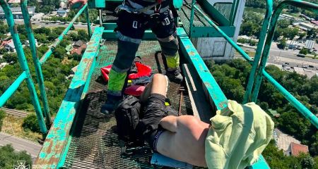 На висоті 100 метрів: у Дніпрі рятувальники зняли травмованого чоловіка з будівельного крана (ФОТО)