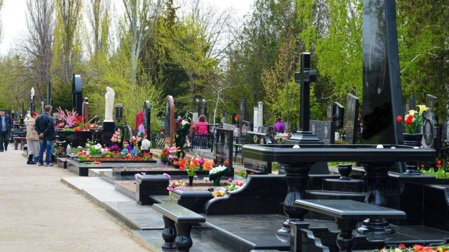 Прибирання кладовищ за 17 мільйонів: у Дніпрі обрали підрядника для благоустрою
