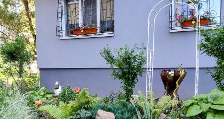 Лебеди, гномы и мельница: в Днепре на Солнечном горожане обустроили сказочный уголок во дворе (ФОТО)