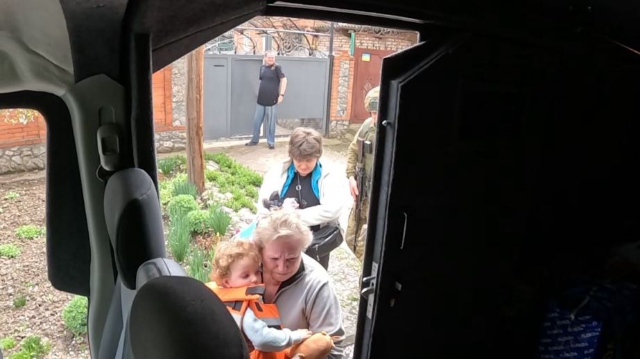 Дитина у бронежилеті: з прифронтового Нікополя поліцейські евакуювали кілька родин з дітьми (ФОТО, ВІДЕО)