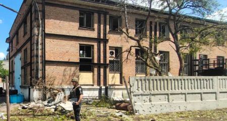 Изуродованные дворы и выбитые окна: полиция показала последствия обстрелов Никопольщины за прошедшие сутки (ФОТО)