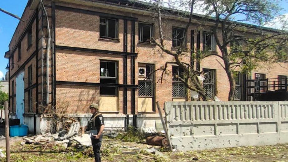 Изуродованные дворы и выбитые окна: полиция показала последствия обстрелов Никопольщины за прошедшие сутки (ФОТО)