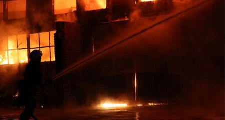 В Днепре в результате вражеской атаки вспыхнул пожар на предприятии (ФОТО)