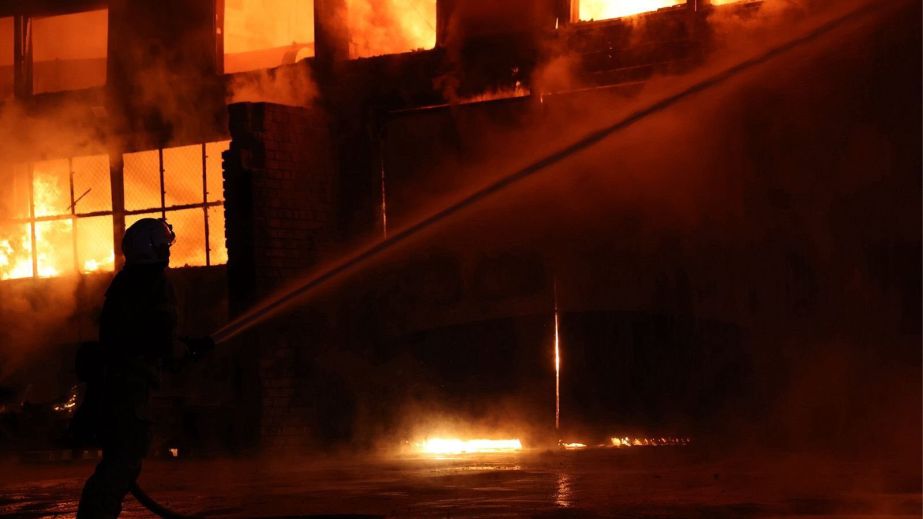 В Днепре в результате вражеской атаки вспыхнул пожар на предприятии (ФОТО)
