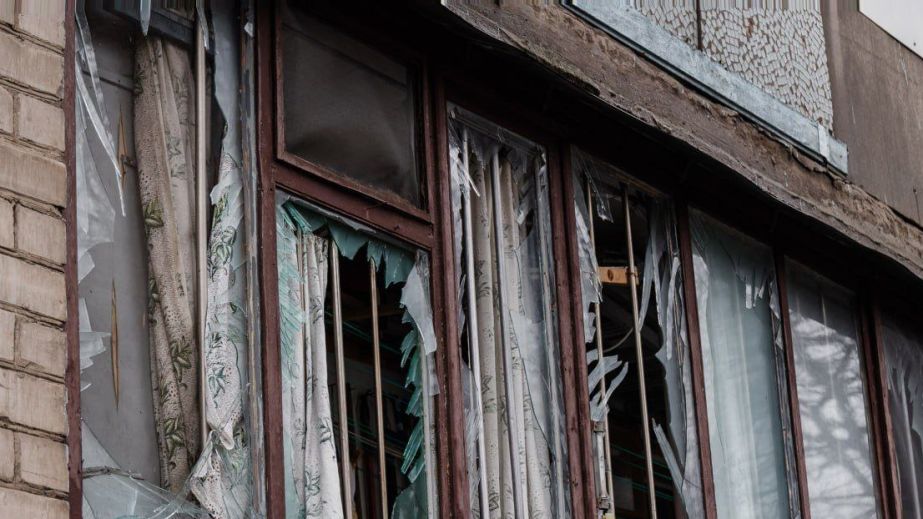 Вибиті вікна та згорівші вщент автівки: наслідки нічної масованої атаки БпЛА на Дніпро (ФОТО)