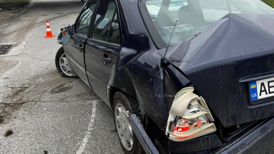 У Дніпрі на Донецькому шосе автівка під час аварії знесла ліхтарний стовп (ФОТО)