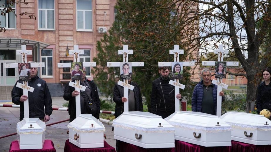 В Радушном простились с пятью детьми, убитыми российской ракетой 30 июля (ФОТО, ВИДЕО)